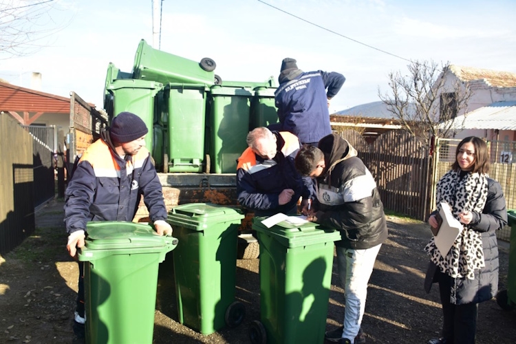 ПОДЕЛА КАНТИ ЗА ОТПАД У НАСЕЉУ МАЛИ РИТ...